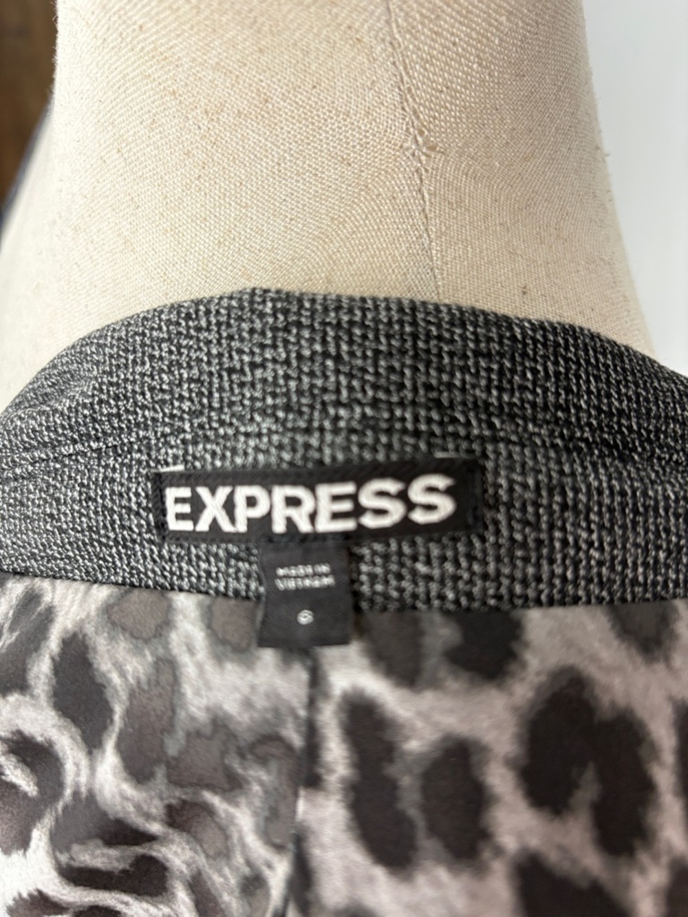Express Gray Blazer Leopard Lined Cuffs Tailored Jacket Size 6 - Picture 9 of 9